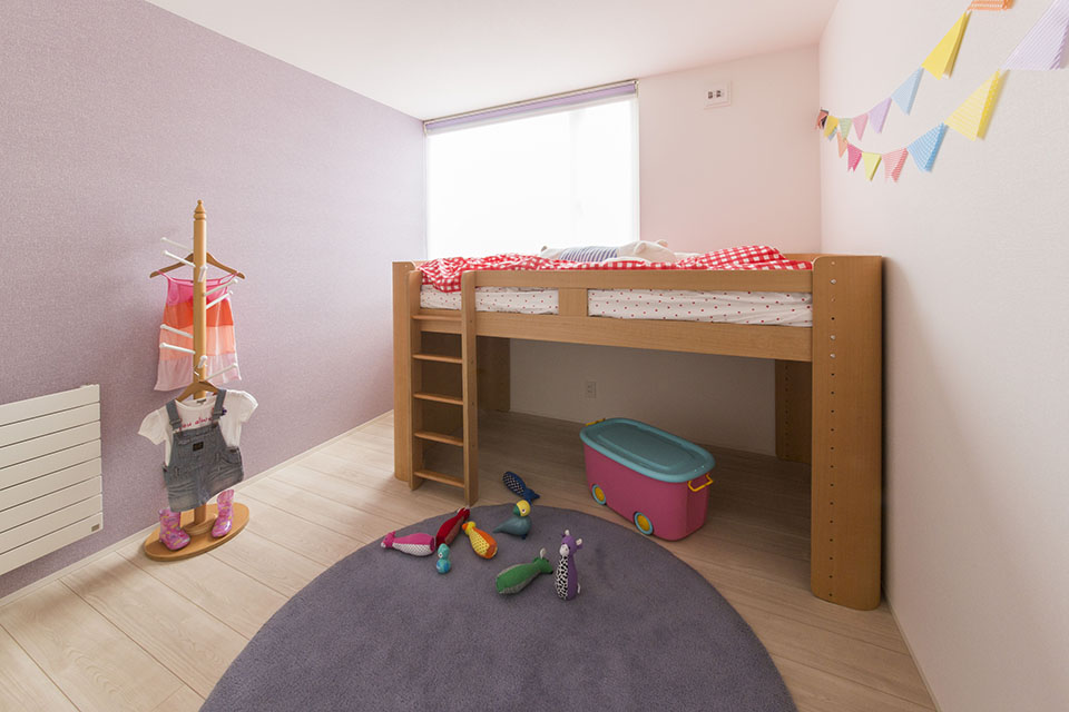 子ども部屋 キッズスペース ベッド ラグマット おもちゃ ぬいぐるみ | シンプル、北欧 | HACO BASIC | インゾーネの家