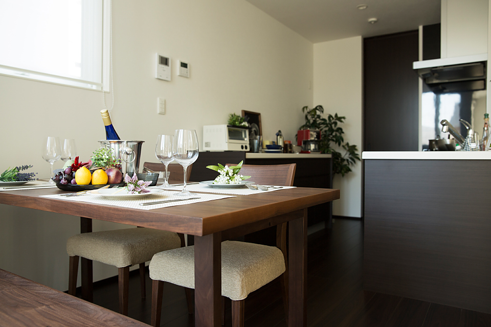 ダイニング ウッド テーブル チェア ワイングラス ワイン | シンプル、モダン | HACO FREE | インゾーネの家