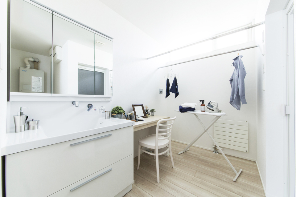 洗面 物干し竿 鏡 ランドリールーム | シンプル | in SELECT | インゾーネの家