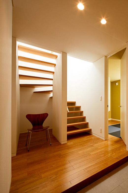 インゾーネの家 色とりどりの家具が元気をくれる、<br>心地よい空間。