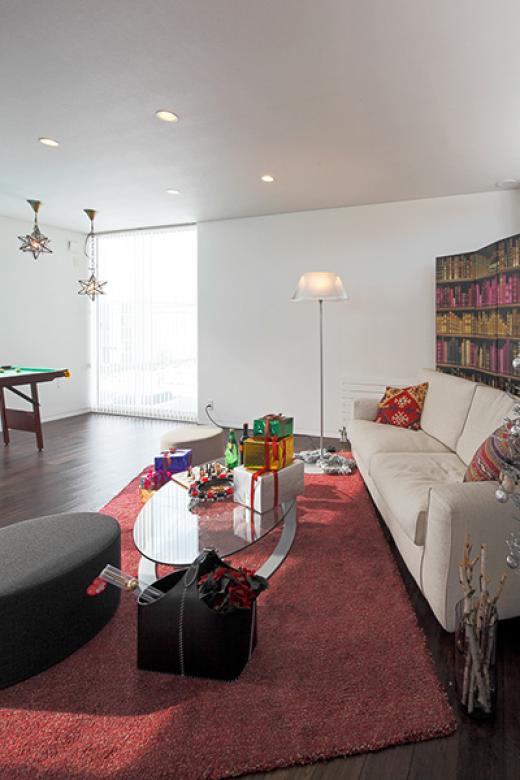 インゾーネの家 深い木の色に囲まれながら、<br>本の森に迷い込む。