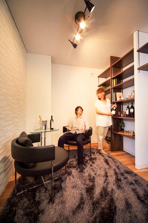 インゾーネの家 贅沢な素材に囲まれた料理と<br>ワインが大好きな夫婦の家。