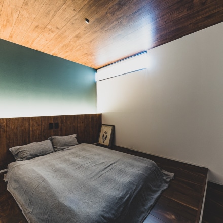 写真：主寝室腰壁（間接照明造作）、床上げ