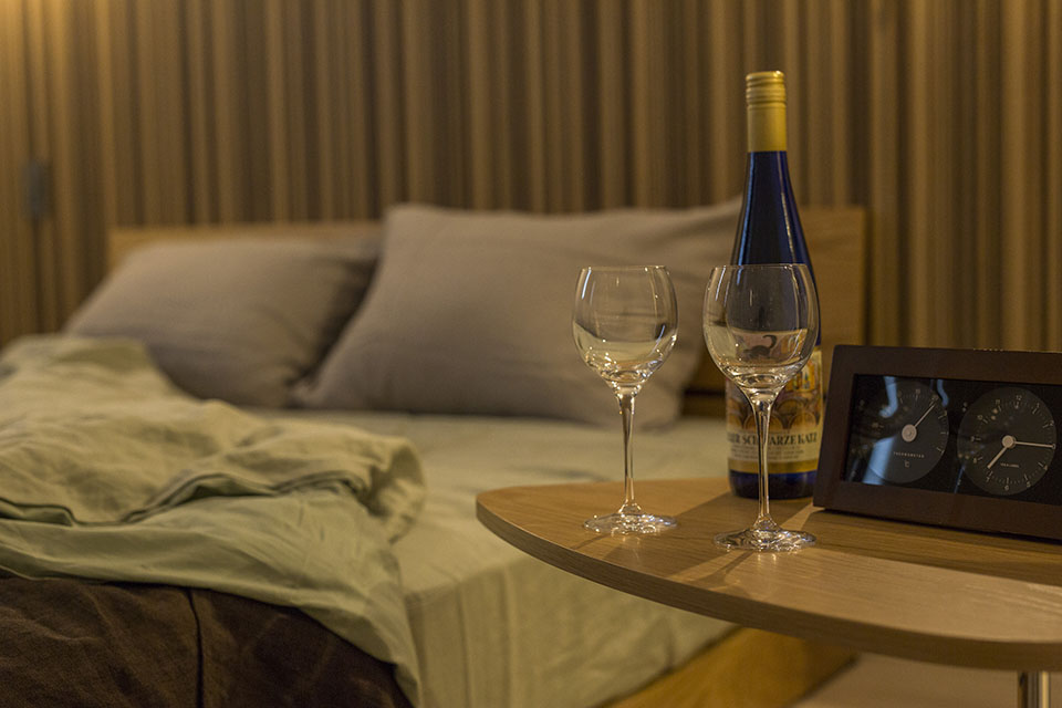 寝室 ベッド 間接照明 ワイングラス ワイン テーブル | シンプル、北欧 | HACO BASIC | インゾーネの家