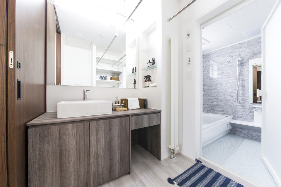 洗面 鏡 浴室 バスルーム | シンプル、モダン | HACO BASIC | インゾーネの家