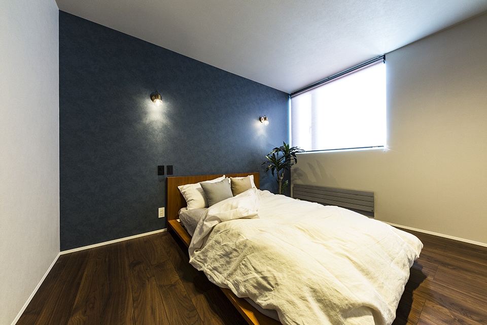ベッド 寝室 間接照明 植物 | ナチュラル、ヴィンテージ | HACO BASIC | インゾーネの家