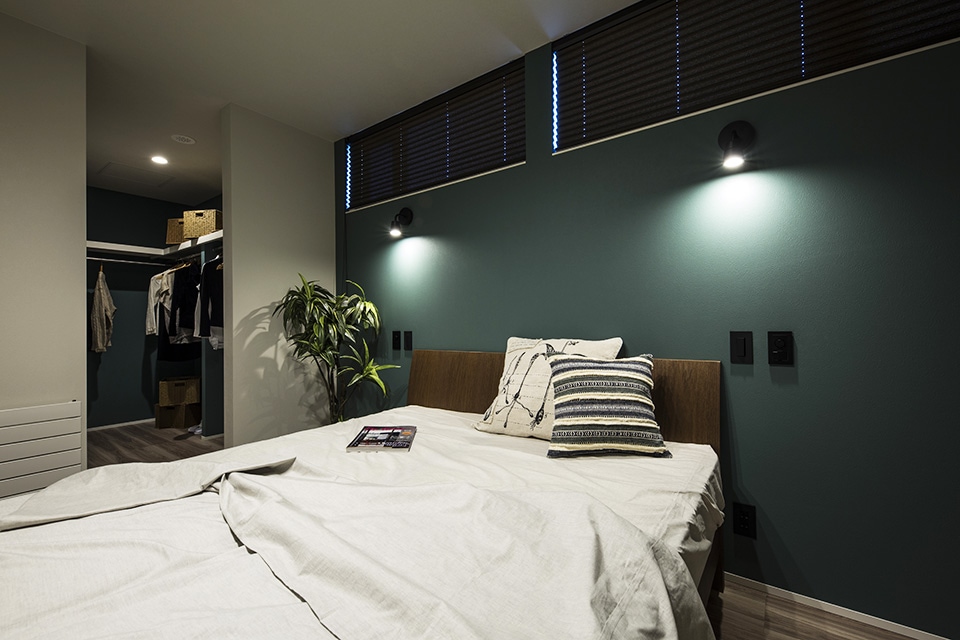 ベッド 寝室 間接照明 植物 ウォークインクローゼット | シンプル、モダン | HACO BASIC | インゾーネの家