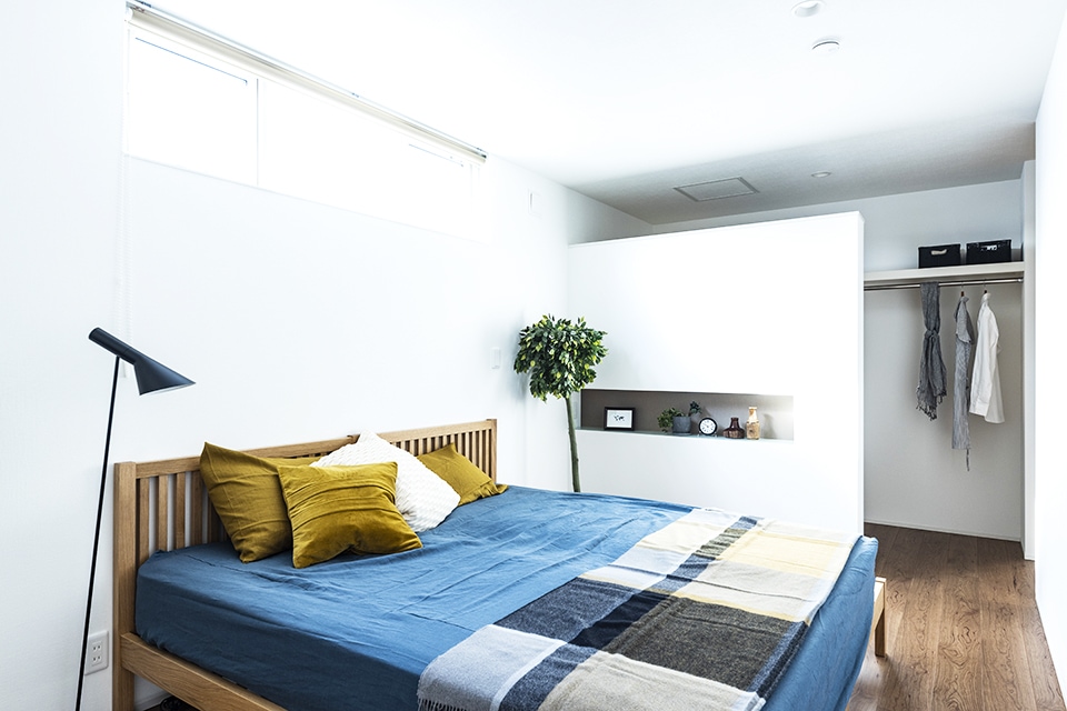 寝室 ベッド ウォークインクローゼット 植物 収納 | シンプル、モダン | HACO BASIC | インゾーネの家