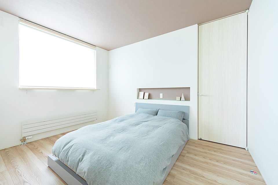 寝室 ベッド 窓 | 北欧 | HACO BASIC | インゾーネの家