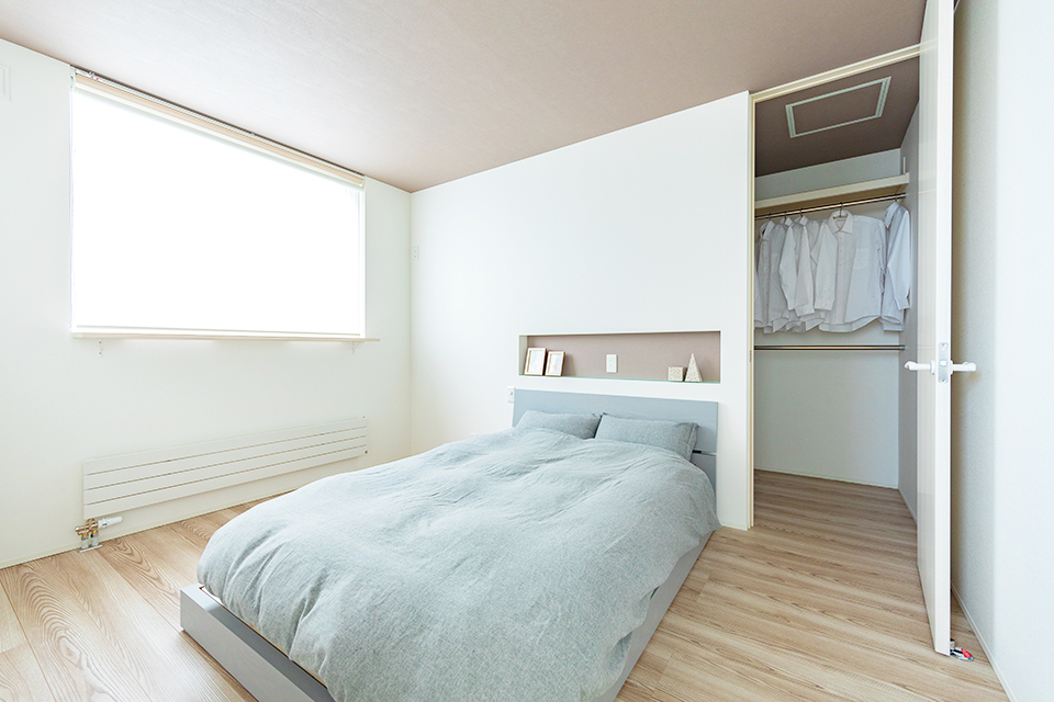 寝室 ベッド 窓 クローゼット 収納 | 北欧 | HACO BASIC | インゾーネの家