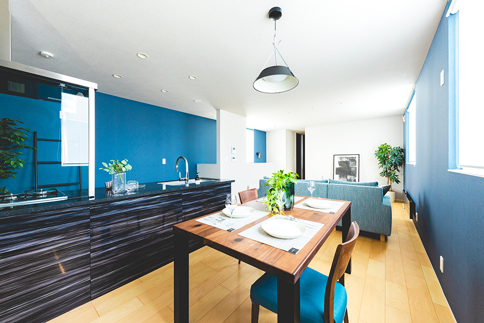 ダイニング 黒い鏡面仕上げのキッチン 青い壁 | ホテルライク | HACO BASIC | インゾーネの家