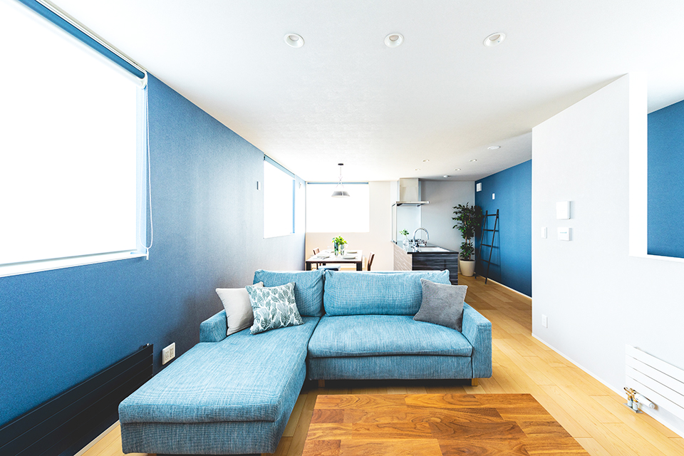 リビング ソファ 青い壁 | ホテルライク | HACO BASIC | インゾーネの家