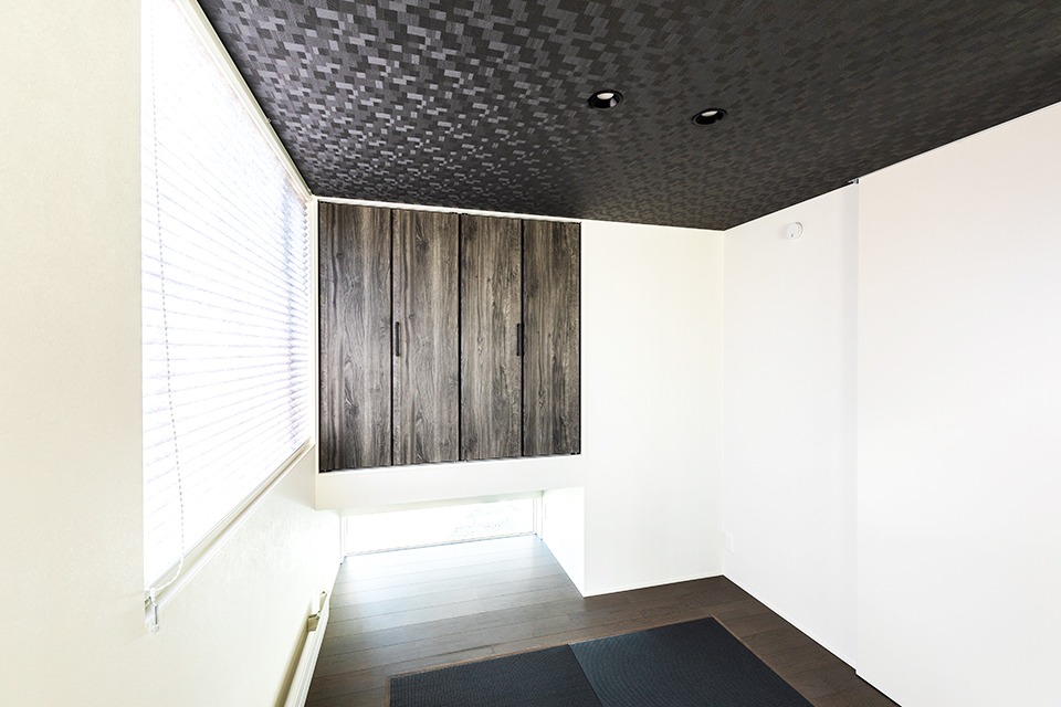 和室 黒い畳 収納 | ホテルライク | HACO BASIC | インゾーネの家