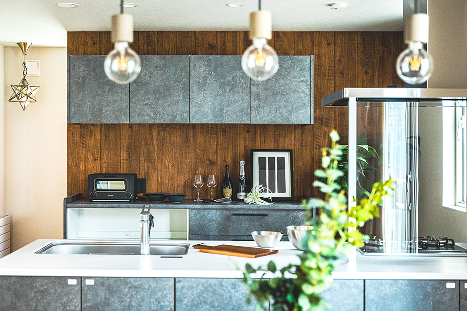 キッチン 照明 木と石の素材感 | アーバンアウトドア | HACO BASIC | インゾーネの家