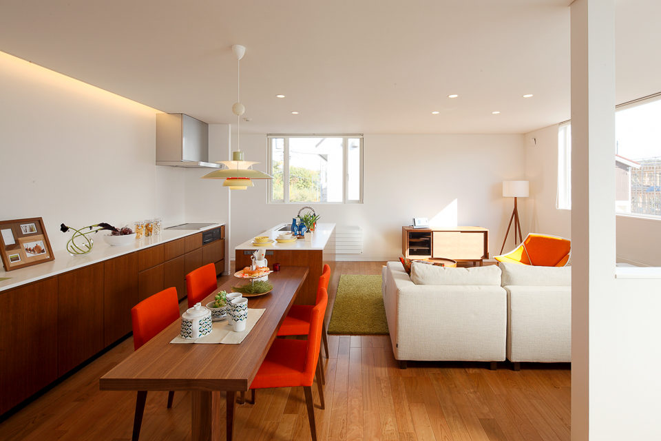 写真：色とりどりの家具が元気をくれる、心地よい空間。