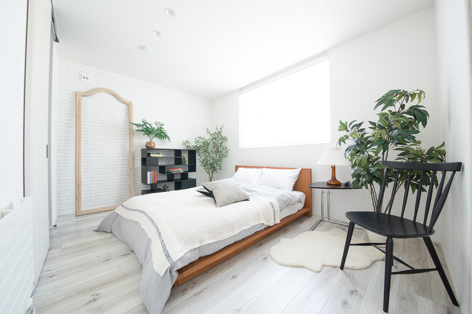 寝室 ベッド チェア レンガ 観葉植物 | シンプル、北欧 | HACO FREE | インゾーネの家