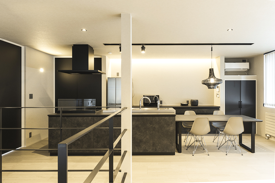2階リビング モノトーンインテリア ステンレス天板 キッチン ダイニング 照明 | モダン | HACO FREE | インゾーネの家