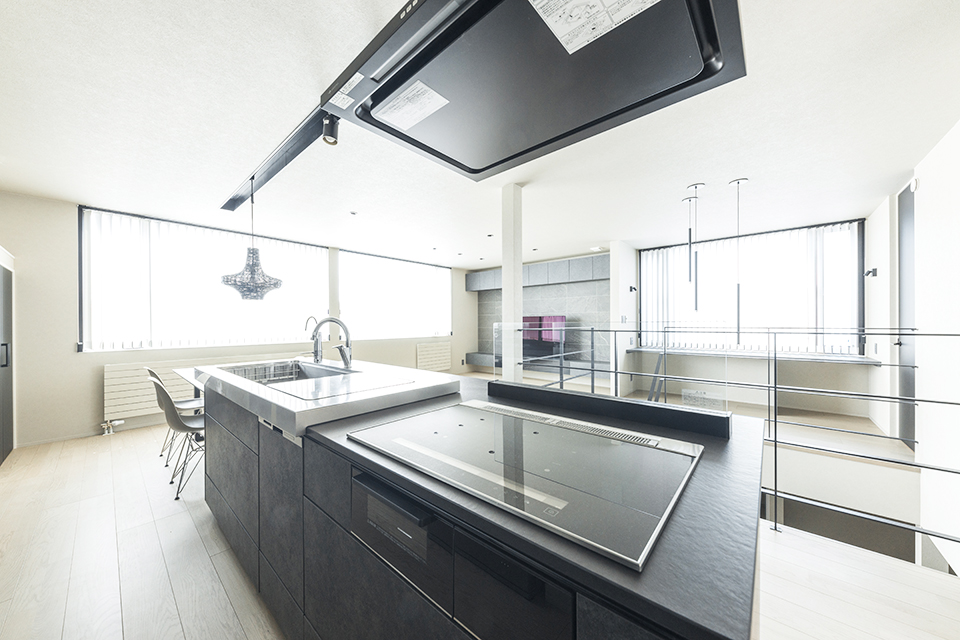 2階リビング モノトーンインテリア ステンレス天板 キッチン | モダン | HACO FREE | インゾーネの家