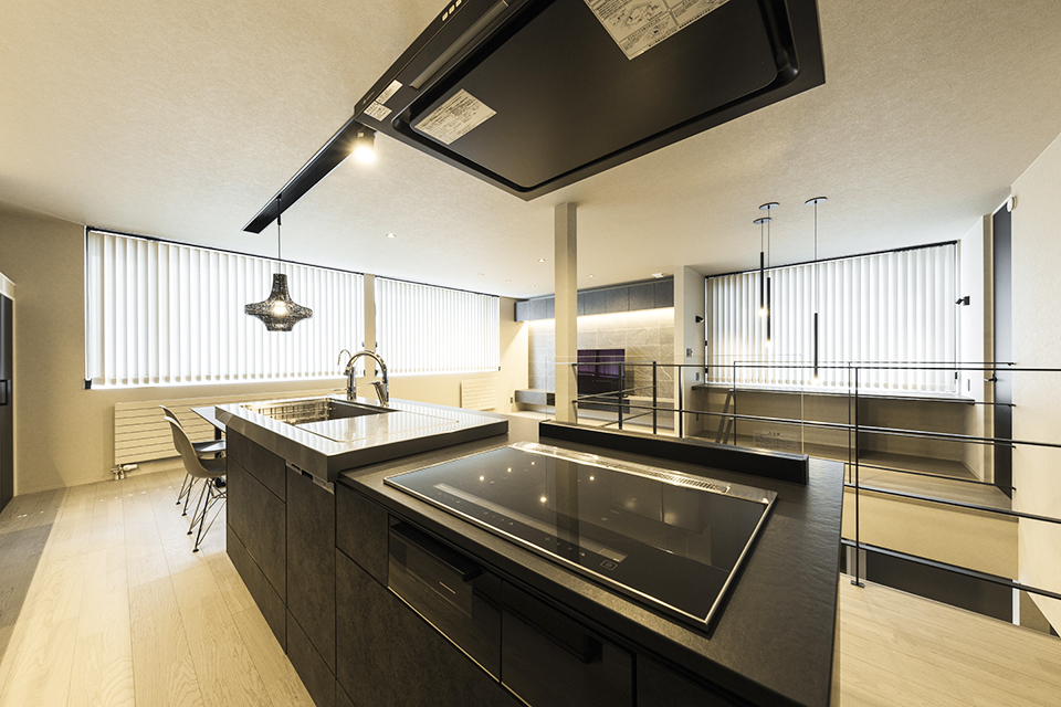 2階リビング モノトーンインテリア ステンレス天板 キッチン 照明 | モダン | HACO FREE | インゾーネの家