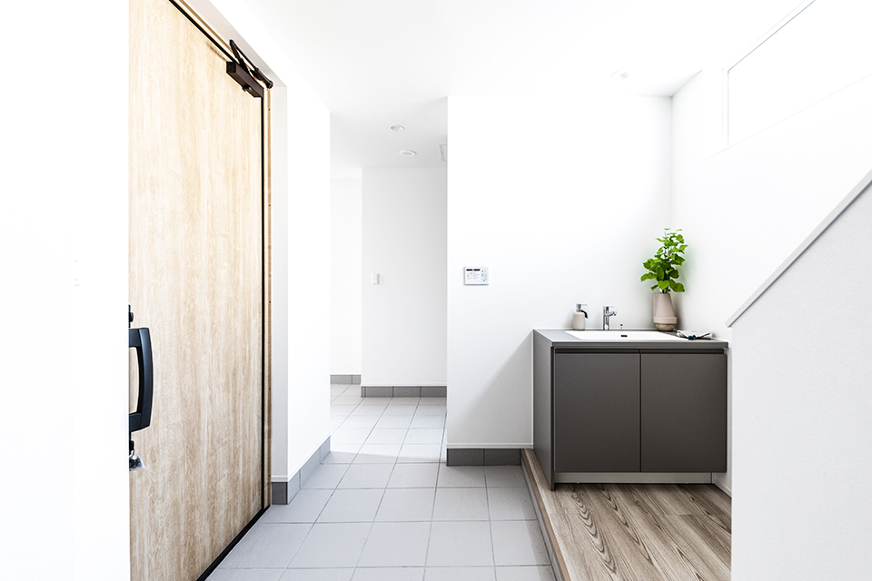 玄関 土間 階段 エントランス 手洗い | シンプル | HACO FREE | インゾーネの家