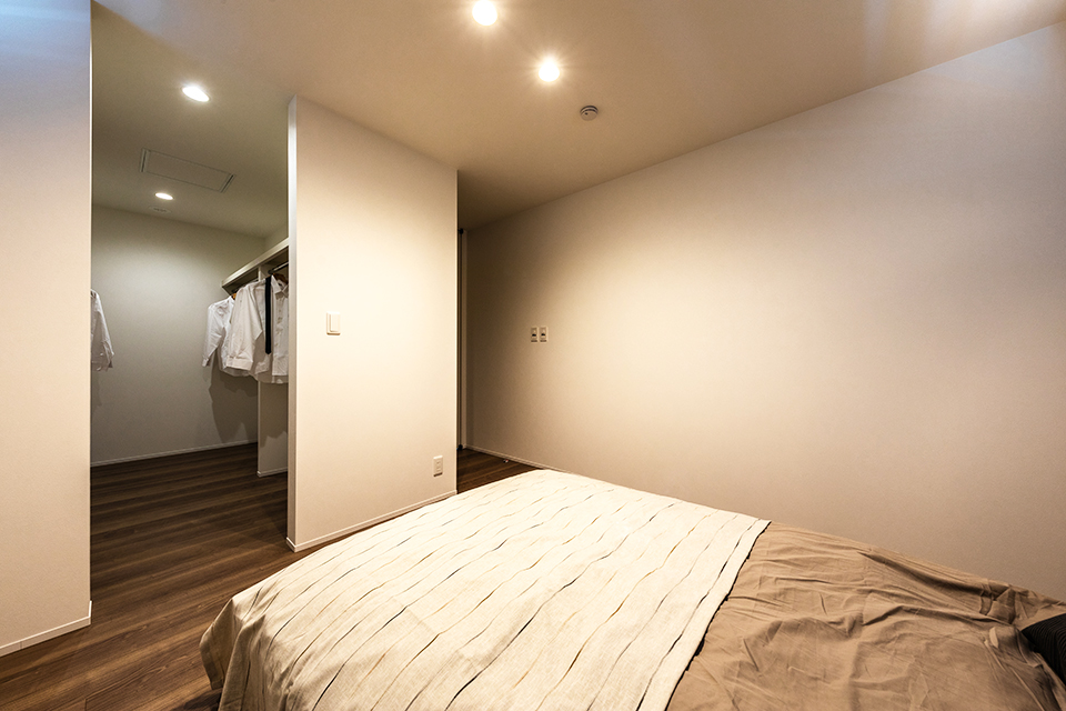 3階ベットルーム 主寝室 収納 ウォークインクローゼット 間接照明 | シンプル | HACO FREE | インゾーネの家