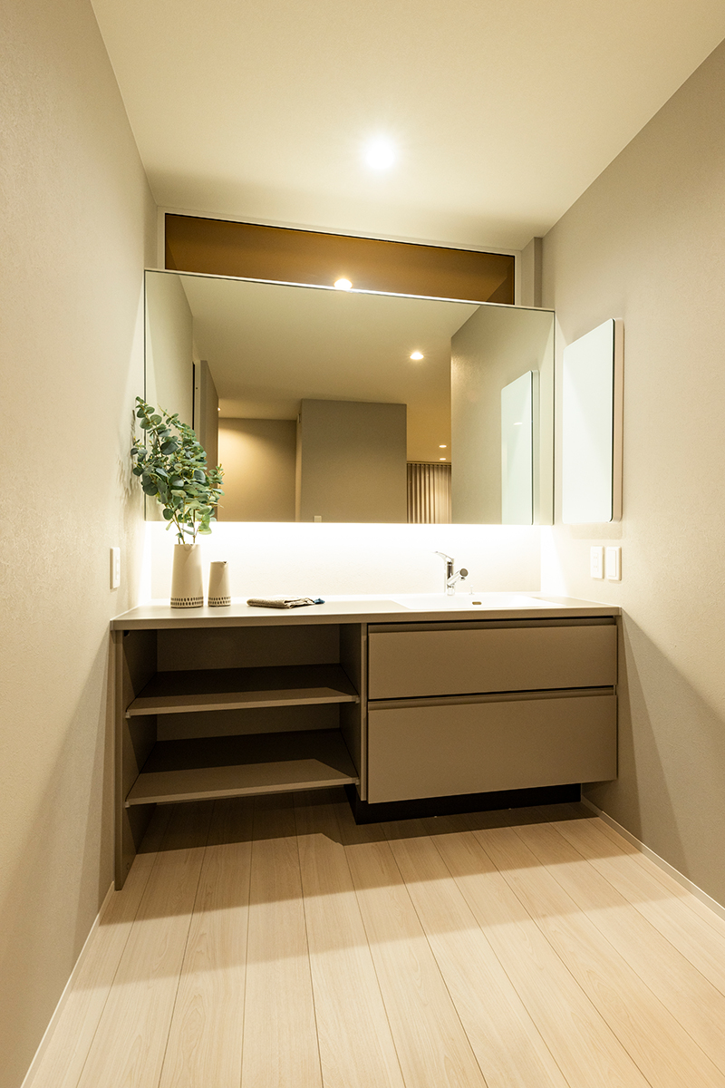 手洗い 洗面 鏡 収納 インテリア 照明 間接照明 北欧モダン | ホテルライク | HACO FREE | インゾーネの家