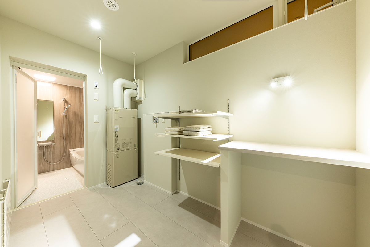 バスルーム 浴室 鏡 収納 照明 間接照明 北欧モダン | ホテルライク | HACO FREE | インゾーネの家