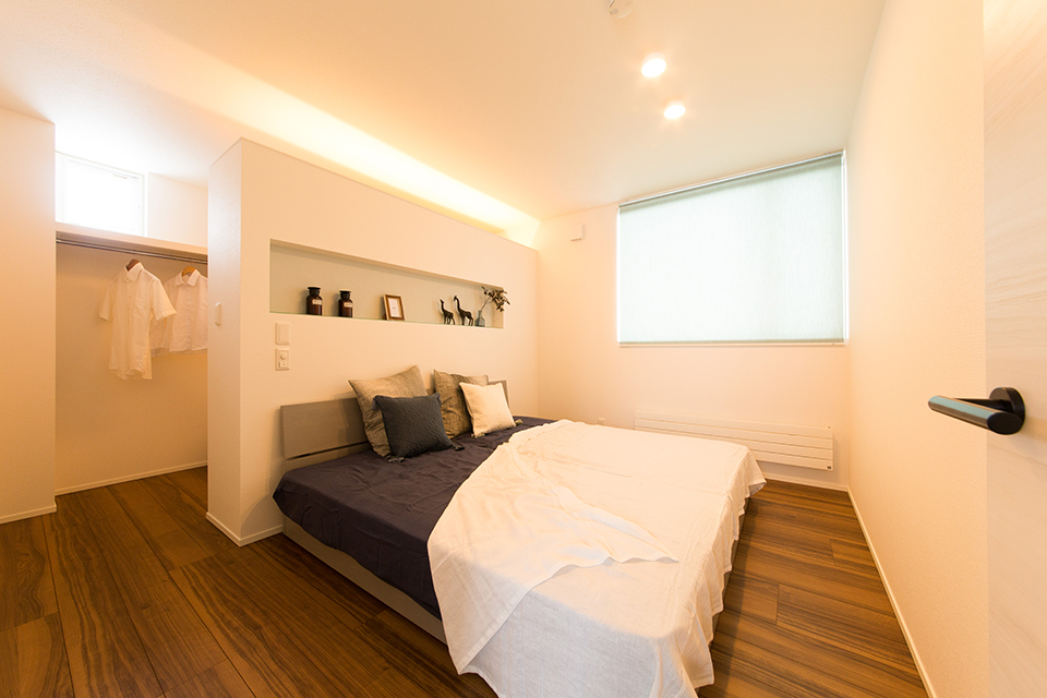寝室 ベッド クローゼット 間接照明 | シンプル、モダン | in SELECT | インゾーネの家