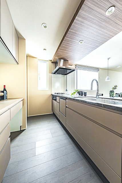 キッチン 窓 フィオレストーン 天板 | ホテルライク | HACO SPECIAL | インゾーネの家