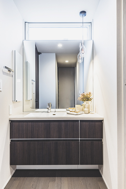 洗面化粧台 全面鏡貼り | ホテルライク | HACO SPECIAL | インゾーネの家