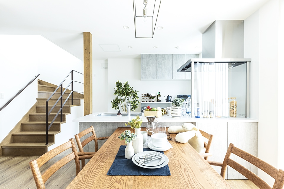 テーブル ダイニング 食器 キッチン 階段 | シンプル、モダン | HACO STYLE | インゾーネの家