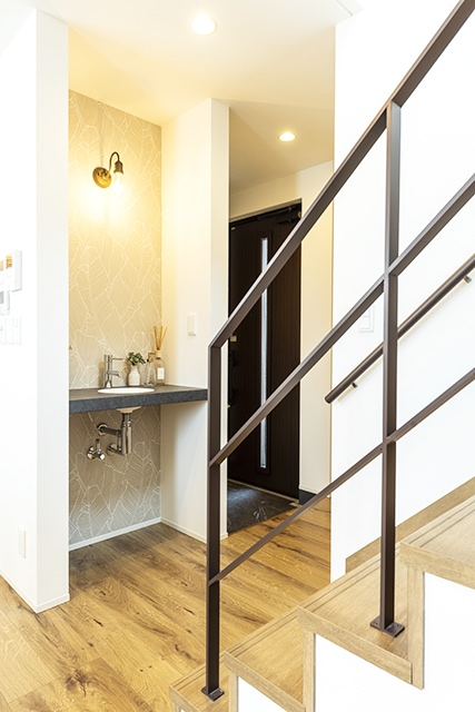 手洗い 階段 | シンプル、モダン | HACO STYLE | インゾーネの家