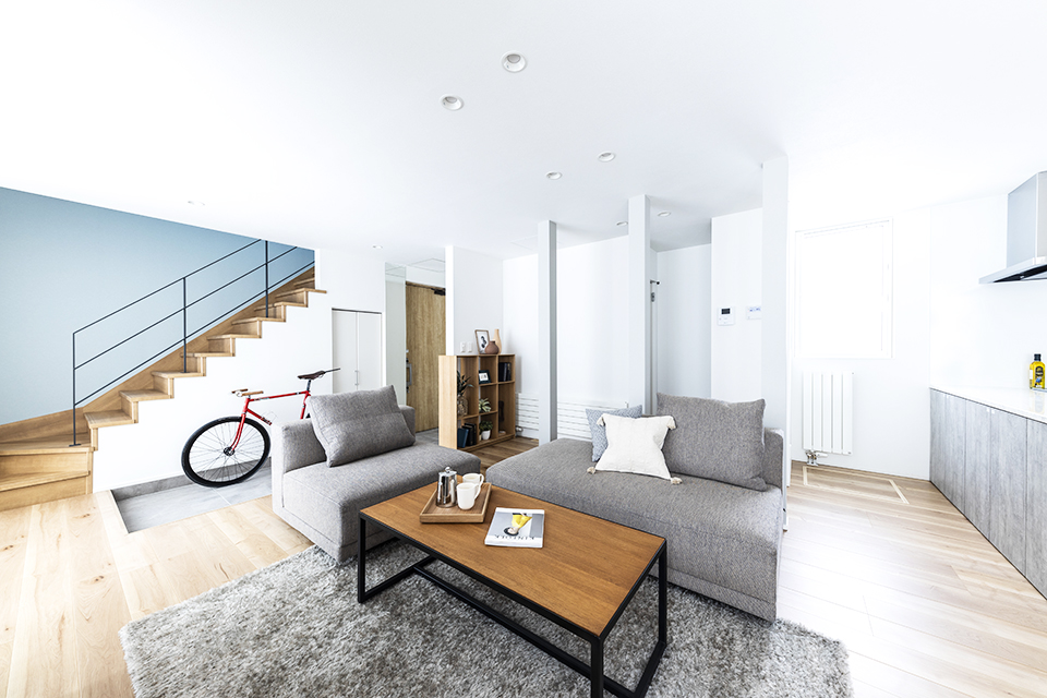 玄関 リビング ソファ テーブル クッション 階段 自転車 収納棚 | シンプル、モダン | HACO STYLE | インゾーネの家