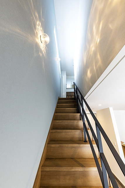 2階 階段 照明 | シンプル、モダン | HACO STYLE | インゾーネの家