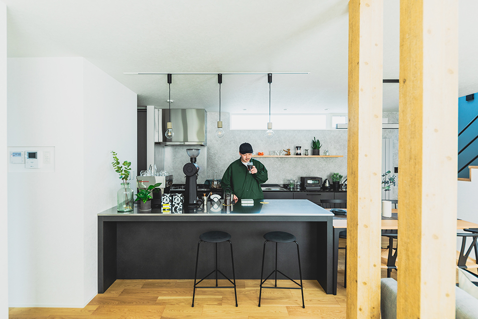 収納カウンター 壁付けキッチン コーヒーカウンター コーヒーマシン 飾り棚 ステンレスの一枚天板 デザイン照明 | アーバンアウトドア | HACO STYLE | インゾーネの家