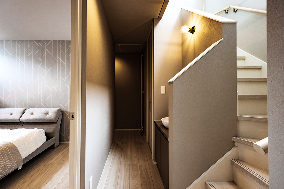 玄関 エントランス 階段 手洗い 照明 | モダン、北欧 | HACO STYLE | インゾーネの家