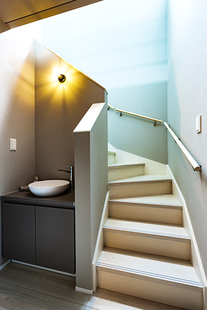 玄関 エントランス 階段 手洗い 照明 | モダン、北欧 | HACO STYLE | インゾーネの家
