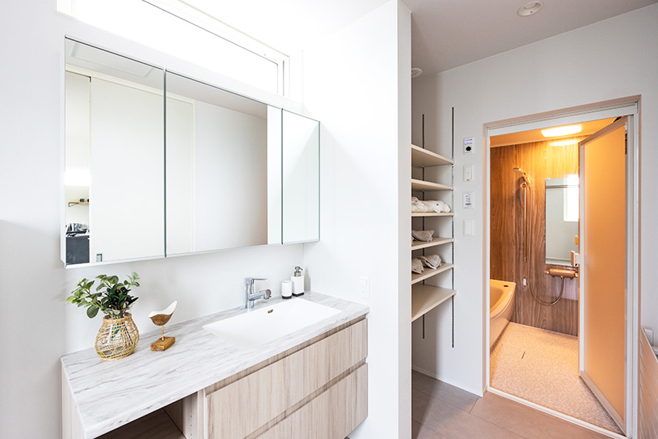 手洗い 洗面 鏡 収納 バスルーム 浴室 照明 | モダン、北欧 | HACO STYLE | インゾーネの家