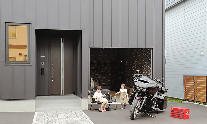 外観 玄関 ガレージ バイク | インゾーネの家