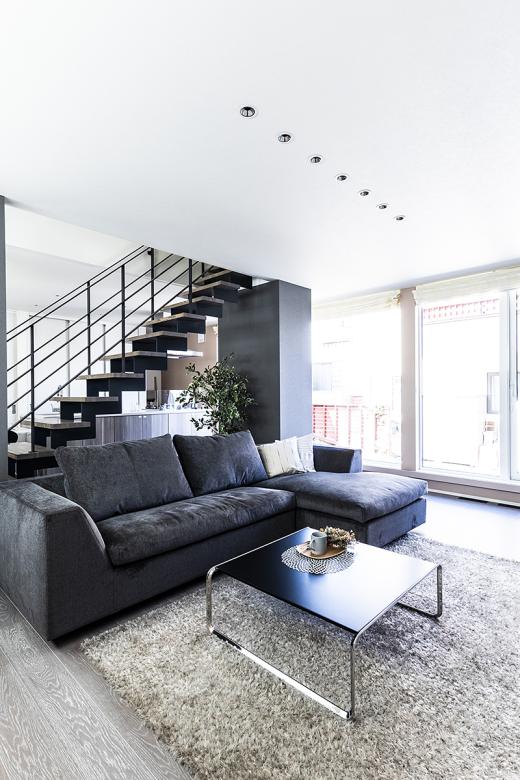 インゾーネの家 魅せる階段をメインに配置した、ホテルライクな空間。