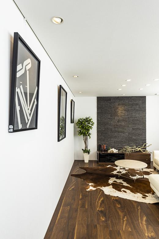 インゾーネの家 夫婦ふたりのラグジュアリーな暮らしアートギャラリーのある家。