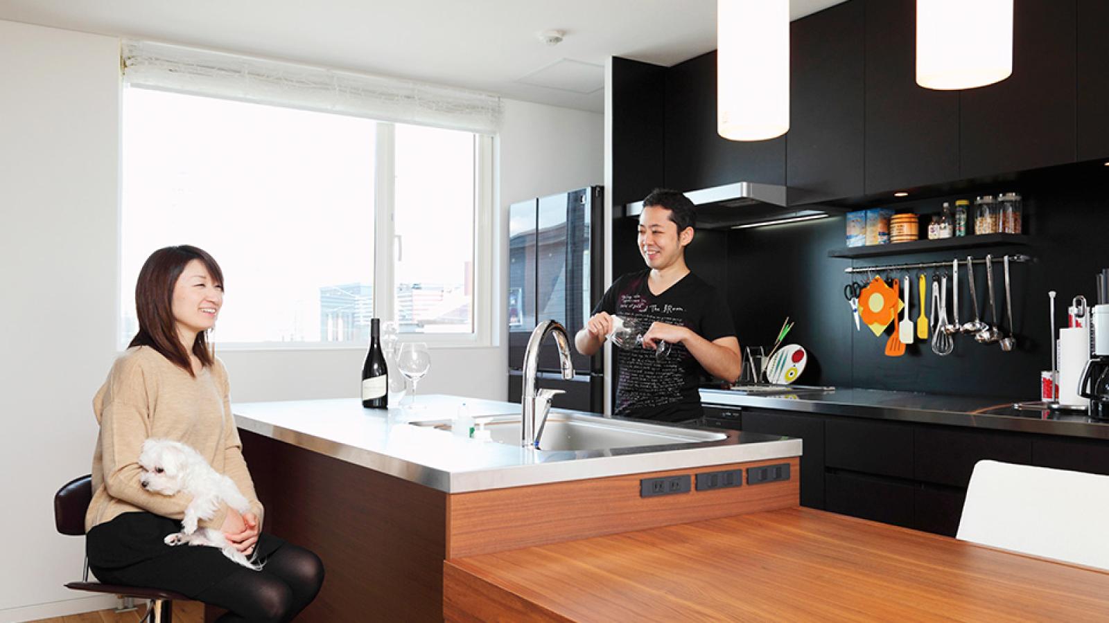 インゾーネの家:アイランドキッチンはステンレスで!細部まで凝った最高の家