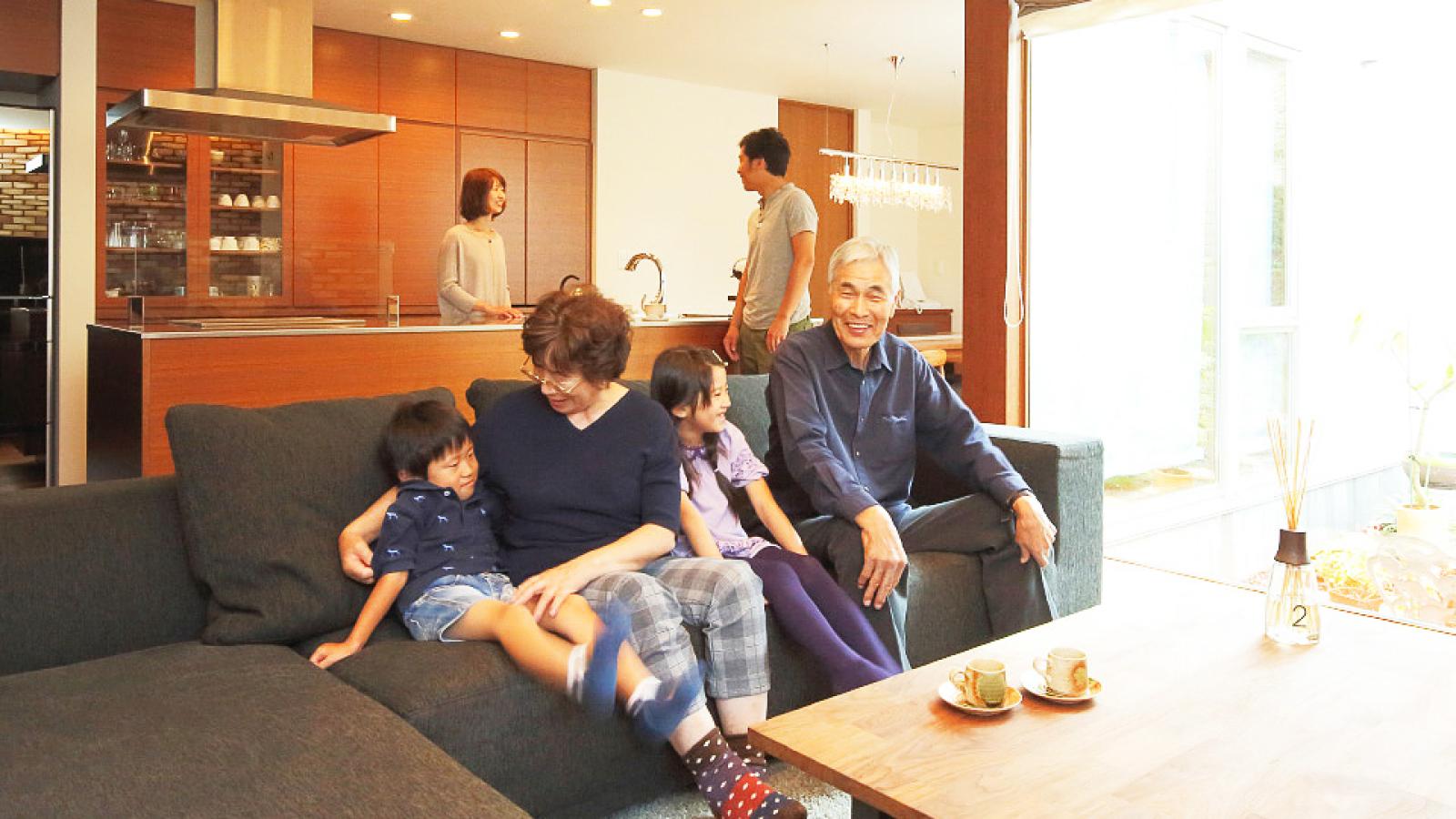 インゾーネの家:二世帯同居スタイルで、暮らしやすさもデザイン性も叶えて