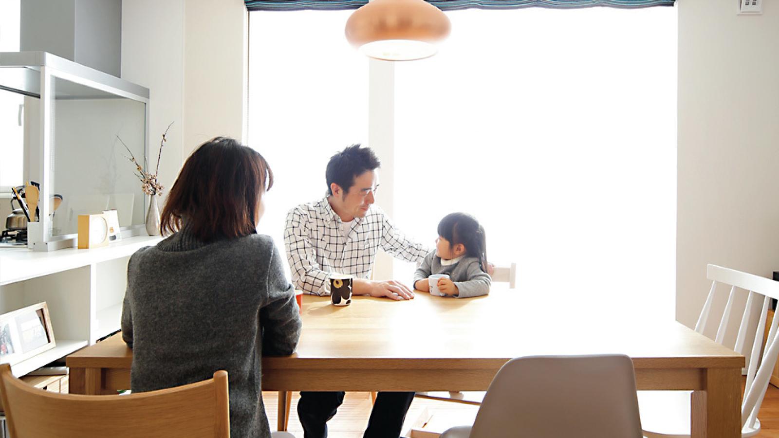 インゾーネの家:大きな窓の外に広がるのは春を待つ、サクラ並木