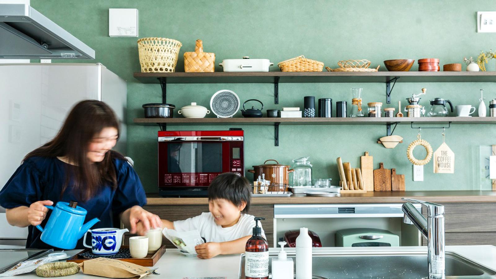 インゾーネの家:少しずつ集めた雑貨を飾って「見せる収納」を楽しむ家