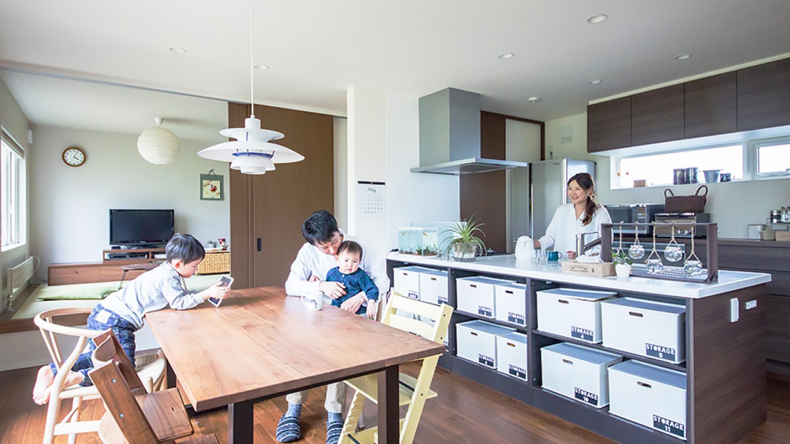 インゾーネの家:縦横に広がるのびやかな空間。インテリアで遊び、暮らしを楽しむ。