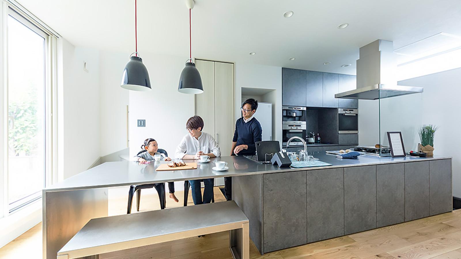 インゾーネの家:開放感たっぷりの大空間、キッチン中心の住まい。