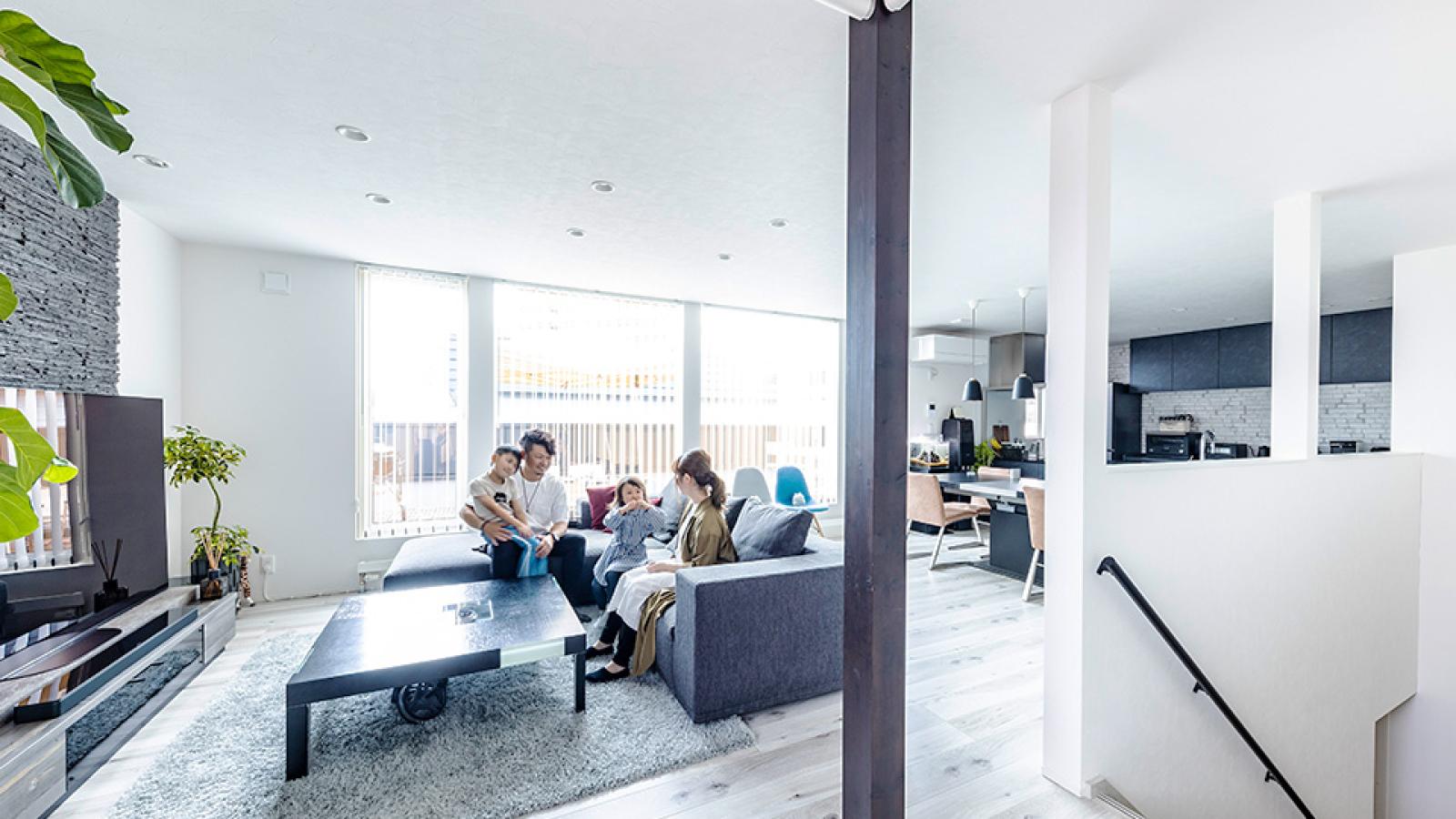 インゾーネの家:ガレージとバルコニーのある家で家族の時間を楽しむ。